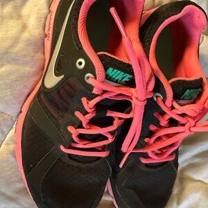 Nike Women's Black and Pink Athletic Shoes
